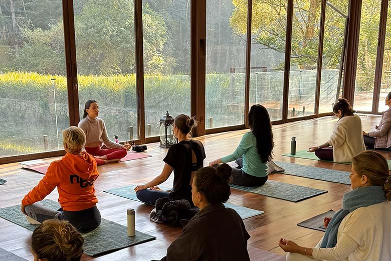 grupo-durante-retiro-de-yoga