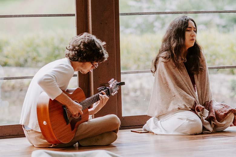 musica-relaxante-para-alunos-durante-retiro-de-yoga